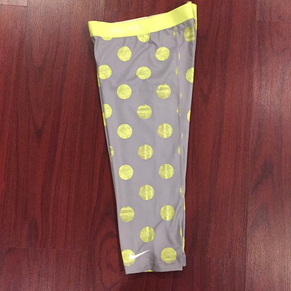 Nike Pro, Dri-Fit Capri athletic joggers